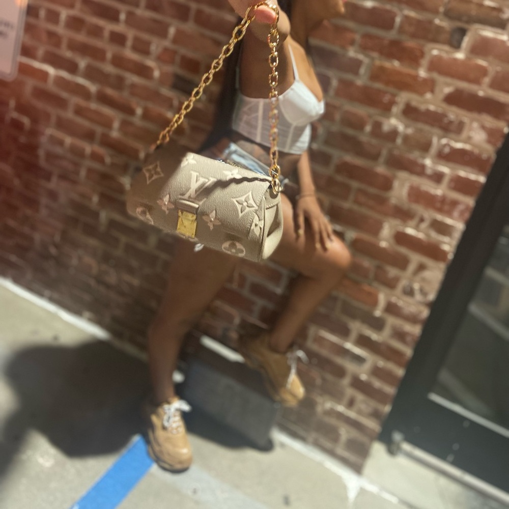 Meet your Posher, Elizabeth